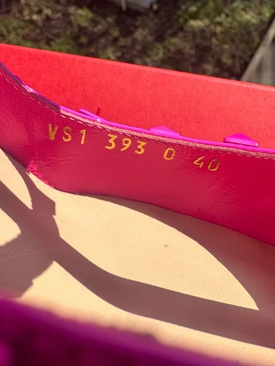 *NEW* VALENTINO ROCKSTUD HEELS (IT 40) - Picture 9 of 10